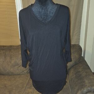 Quarter Sleeve V-Neck Top Made By Johnny Size L (NWT)
